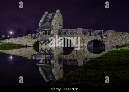 Ponte di pietra nel Blount Cultural Park, di notte con una riflessione, a Montgomery, Alabama, USA. Foto Stock