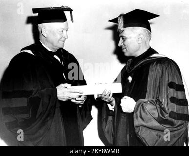 Il Presidente GENERALE DEGLI STATI UNITI Dwight Eisenhower ha concesso il diploma di legge onorario al primo Ministro indiano Jawaharlal Nehru presso la Columbia University il 17 1949 ottobre Foto Stock