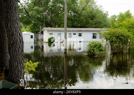 Grand Ridge, FL, 12 maggio 2014 Casa inondata di acqua dalle piogge torrenziali a Jackson County, Florida.The County è stato aggiunto alla dichiarazione di disastro in Florida, rendendolo idoneo per l'assistenza individuale dalla FEMA. Andrea Booher/FEMA. Florida forti tempeste, tornado, venti in linea retta e alluvioni. Fotografie relative a disastri e programmi, attività e funzionari di gestione delle emergenze Foto Stock