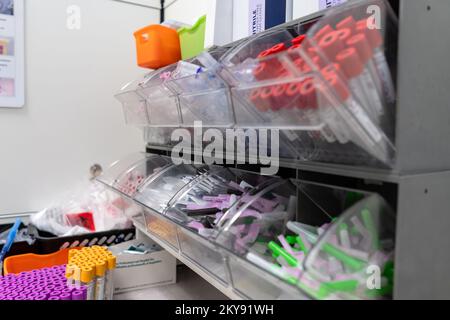 Fiale e materiali di consumo pronti per i campioni in un laboratorio medico Foto Stock