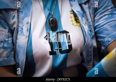 Buenos Aires, Argentina. 30th Nov 2022. A Buenos Aires si vede una donna che indossa la maglia della nazionale di calcio argentina. Gli appassionati di calcio argentini guardano la partita della loro squadra contro la Polonia alla Coppa del mondo, ospitata dal Qatar, a Buenos Aires, Argentina. Credit: SOPA Images Limited/Alamy Live News Foto Stock