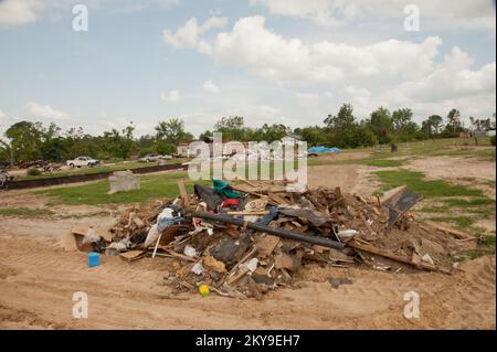 Danni di Tornado in Alabama. Alabama forti tempeste, tornado, venti in linea retta, e alluvioni. Fotografie relative a disastri e programmi, attività e funzionari di gestione delle emergenze Foto Stock