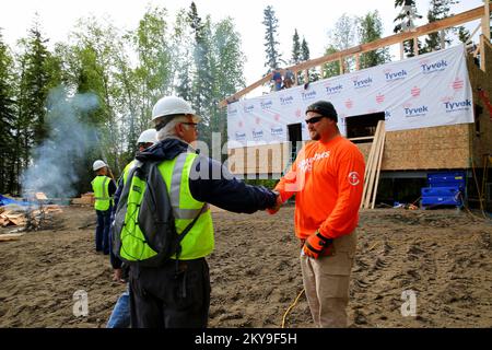 Galena, AK, 12 giugno 2014 l'amministratore della regione di FEMA X Ken Murphy (L) saluta i Samaritani Volontario di Purse Keith Smith mentre ispezionano la costruzione delle case di clima freddo per i superstiti di disastro che sono eleggibili per l'assistenza di FEMA. Ognuna delle case richiederà circa 8 settimane per completare e sono in corso di costruzione simultaneamente da volontari da Samaritans Purse e United Methodist Volontariers in Missione, mentre FEMA paga per i materiali e la spedizione. Adam DuBrowa/FEMA. Inondazione dell'Alaska. Fotografie relative a disastri e programmi, attività e funzionari di gestione delle emergenze Foto Stock