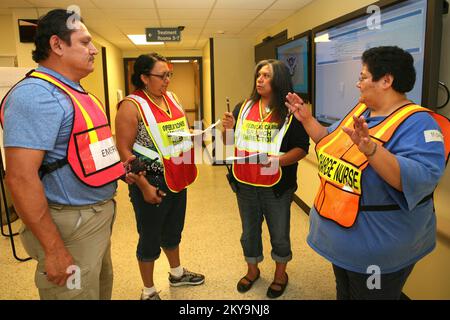 Anniston, Ala., 28 agosto 2014 membri di diverse nazioni tribali lavorano insieme e progettano una risposta ad un incidente di massa durante il Center for Domestic Preparedness Training. Recentemente, più di 12 tribù di sei stati si sono incontrate al FEMACenter for Domestic Preparedness. I 27 nativi americani hanno partecipato alla leadership sanitaria per gli incidenti di massa. Fotografie relative a disastri e programmi, attività e funzionari di gestione delle emergenze Foto Stock