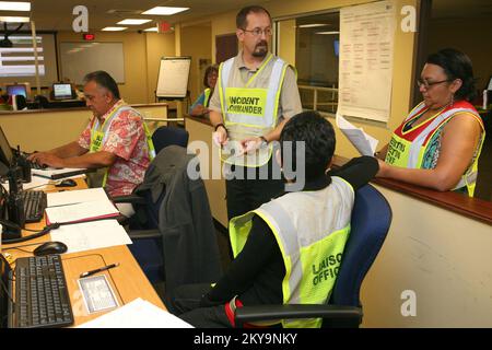 Anniston, Ala., 28 agosto 2014 rappresentanti di diverse comunità tribali occupano l'Ospedale Command Center come un incidente di massa urge l'ospedale durante la formazione. Recentemente, più di 12 tribù di sei stati si sono incontrate al FEMACenter for Domestic Preparedness. I 27 nativi americani hanno partecipato alla leadership sanitaria per gli incidenti di massa. Fotografie relative a disastri e programmi, attività e funzionari di gestione delle emergenze Foto Stock