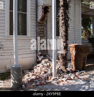 Napa, California, 24 agosto 2014 questo camino è stato gravemente danneggiato dal terremoto che ha colpito Napa.. Fotografie relative a disastri e programmi, attività e funzionari di gestione delle emergenze Foto Stock