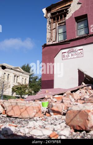 Napa, California, 24 agosto 2014 molti degli edifici più vecchi nel centro di Napa, CA sono stati danneggiati dal terremoto, come il tribunale di campagna, visto sullo sfondo qui. Fotografie relative a disastri e programmi, attività e funzionari di gestione delle emergenze Foto Stock