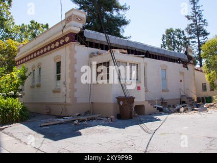 Napa, California, 24 agosto 2014 questo edificio subì gravi danni nel terremoto che scosse Napa, abbassando le linee elettriche intorno ad esso. Fotografie relative a disastri e programmi, attività e funzionari di gestione delle emergenze Foto Stock