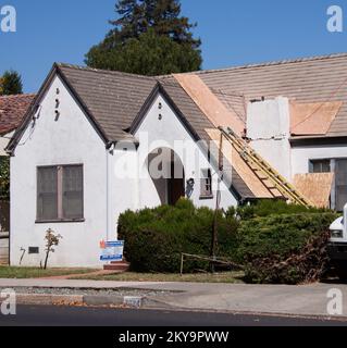 Napa, California, 24 agosto 2014 il terremoto che ha scosso Napa, California, ha messo a dura prova i camini della città, lasciando situazioni precarie come questa. Fotografie relative a disastri e programmi, attività e funzionari di gestione delle emergenze Foto Stock