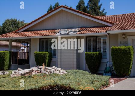 Napa, California, 24 agosto 2014 il terremoto che ha scosso Napa, California ha distrutto molti camini della città, lasciando pile di mattoni come l'unica foto qui.. Fotografie relative a disastri e programmi, attività e funzionari di gestione delle emergenze Foto Stock