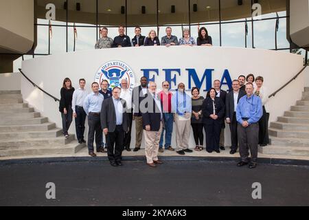 FEMA to Leadership si è riunito presso il Center for Domestic Preparedness (CDP), ad Anniston, Ala., per il suo annuale Senior Leadership Offsite, 8 ottobre. StrongBottom Row (da sinistra a destra):strong Elizabeth Edge (direttore, ufficio delle operazioni regionali), Adrian Sevier (Chief Counsel, ufficio del consiglio principale), Michael George (consulente dell'amministratore), David Miller (Amministratore associato della Federal Insurance and Mitigation Administration), Edward Johnson (Chief Financial Officer, Office of Chief Finance Officer), Kenneth Murphy (Regional Administrator, Region X), Jerome Hatfield (Regional Adminis Foto Stock