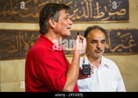 Dearborn, MI, 17 ottobre 2014 - Dolph A. Diemont (a sinistra, camicia rossa), Federal Coordinating Officer della FEMA (FCO), si rivolge agli adoratori dopo il servizio di preghiera del venerdì presso il Centro Islamico d'America di Dearborn, Il Michigan deve informare la popolazione dell'importanza di registrarsi presso la FEMA per l'assistenza in caso di disastri in risposta alle gravi tempeste e alluvioni del 11-13 agosto 2014 che hanno colpito negativamente le contee del Michigan di Wayne, Oakland e Macomb. Kassem Allie (a destra, camicia bianca), Amministratore Delegato del Centro Islamico d'America, introdusse Dolph Diemont alla congregazione islamica Foto Stock