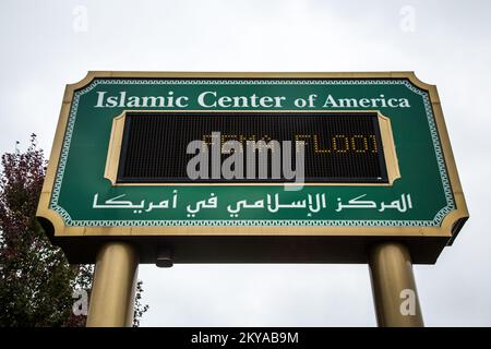 Dearborn, MI, 17 ottobre 2014 - Un banner elettronico a scorrimento fuori dal Centro Islamico d'America a Dearborn, Il Michigan informa i sopravvissuti alle catastrofi che possono registrarsi presso la FEMA presso un sito di supporto al recupero (RSS) all'interno del Centro Islamico con l'assistenza degli specialisti dell'Outreach della FEMA in risposta alle gravi tempeste e alluvioni del 11-13 agosto, 2014 che ha influito negativamente sulle contee del Michigan di Wayne, Oakland e Macomb. La FEMA sostiene i governi locali e statali e le entità tribali nei loro sforzi per riprendersi dalle catastrofi naturali. Michigan grave Foto Stock