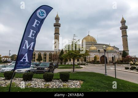 Dearborn, MI, 17 ottobre 2014 - Un banner FEMA ondeggia nella brezza al di fuori del Centro Islamico d'America a Dearborn, Michigan come i sopravvissuti al disastro si registrano con la FEMA presso un sito di supporto al recupero (RSS) nel Centro Islamico con l'assistenza di FEMA Disaster Survivor Assistance (DSA) specialisti di Outreach in risposta alle gravi tempeste e alluvioni il 11-13 agosto 2014 che hanno avuto un impatto negativo sulle contee del Michigan di Wayne, Oakland e Macomb. La FEMA sostiene i governi locali e statali e le entità tribali nei loro sforzi per riprendersi dalle catastrofi naturali. Michigan forti tempeste e inondazioni Foto Stock