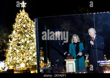 Washington, DC, Stati Uniti. 30th Nov 2022. Il presidente degli Stati Uniti Joe Biden e la First Lady Dr. Jill Biden illuminano l'albero di Natale nazionale durante la cerimonia di illuminazione dell'albero di Natale 100th a Washington, DC, Stati Uniti, mercoledì 30 novembre, 2022. Biden darà il benvenuto al presidente francese Emmanuel Macron per la prima cena di Stato della Casa Bianca tra più di tre anni giovedì, mettendo da parte le recenti tensioni con Parigi sulle questioni commerciali e della difesa per celebrare la più antica alleanza degli Stati Uniti. Fotografo: Ting Shen/Bloomberg credito: Ting Shen/Pool via CNP/dpa/Alamy Live News Foto Stock