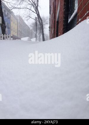 Boston, Mass. 27 gennaio 2015 - la neve spalanata è diventata un lavoro massiccio dopo una grave Blizzard ha scaricato più piedi di neve sulle strade della città... Fotografie relative a disastri e programmi, attività e funzionari di gestione delle emergenze Foto Stock