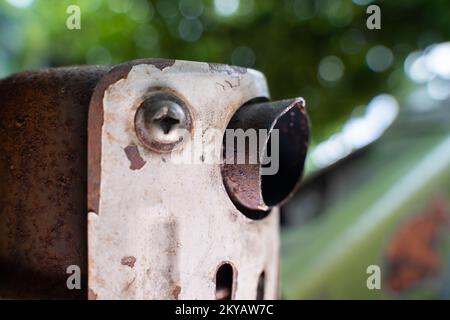 Primo piano del tubo di scarico di un trattore retrostante su uno sfondo sfocato Foto Stock