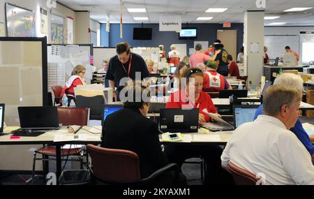 Houston, TX, USA-10 giugno 2015 i volontari continuano a lavorare presso il Centro operativo di emergenza presso la sede centrale dello stato. I residenti colpiti dalle recenti inondazioni sono incoraggiati a registrarsi per il leasing di assistenza in caso di calamità chiama il numero 1-800-621-3362 (FEMA) o TTY: 1-800-462-7585 o online a www.disastperassistance.gov o m.fema.gov con un hone intelligente. Jocelyn. Houston, TX, USA-10 giugno 2015--i volontari continuano a lavorare presso il Centro operazioni di emergenza presso la sede centrale dello stato. Fotografie relative a disastri e programmi, attività e funzionari di gestione delle emergenze Foto Stock