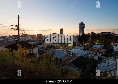 Tramonto sul quartiere residenziale e la torre che si affaccia sulla città di Akashi Foto Stock