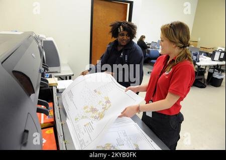 Austin, TX, USA 23 giugno 2015 il membro del FEMA Corps Melissa Jenssen, Right and Geospatial Information Systems Specialist Sharon Williams, stampa mas e materiali per i sistemi informativi geospaziali presso il Joint Field Office della FEMA ha organizzato le operazioni di disaster recovery nello Stato. I residenti colpiti dalle recenti inondazioni sono incoraggiati a registrarsi per il leasing di assistenza in caso di calamità chiama il numero 1-800-621-3362 (FEMA) o TTY: 1-800-462-7585 o online a www.disastperassistance.gov o m.fema.gov con un hone intelligente. Jocelyn. Austin, TX, USA--Giugno 23, 2015--membro del FEMA Corps Melissa Jenssen, Foto Stock