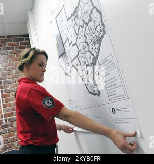 Austin, TX, USA 23 giugno 2015 il membro del FEMA Corps Melissa Jenssen ha appeso una mappa presso il Joint Field Office della FEMA impostato su u per orchestrare le operazioni di disaster recovery nello Stato. I residenti colpiti dalle recenti inondazioni sono incoraggiati a registrarsi per il leasing di assistenza in caso di calamità chiama il numero 1-800-621-3362 (FEMA) o TTY: 1-800-462-7585 o online a www.disastperassistance.gov o m.fema.gov con un hone intelligente. Jocelyn. Austin, TX, USA--Giugno 23, 2015--membro del FEMA Corps Melissa Jenssen appende una mappa presso il Joint Field Office della FEMA istituito per organizzare le operazioni di disaster recovery nello Stato. Fotografie Foto Stock