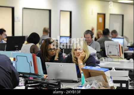 Austin, TX, USA 23 giugno 2015 i dipendenti della FEMA per gli affari esterni lavorano presso un ufficio sul campo congiunto che ha organizzato le operazioni di disaster recovery nello Stato. I residenti colpiti dalle recenti inondazioni sono incoraggiati a registrarsi per il leasing di assistenza in caso di calamità chiama il numero 1-800-621-3362 (FEMA) o TTY: 1-800-462-7585 o online a www.disastperassistance.gov o m.fema.gov con un hone intelligente. Jocelyn. Austin, TX, USA--Giugno 23, 2015--i dipendenti della FEMA per gli affari esterni lavorano presso un ufficio sul campo congiunto istituito per organizzare le operazioni di disaster recovery nello Stato. Fotografie relative alle catastrofi e alla Emerg Foto Stock