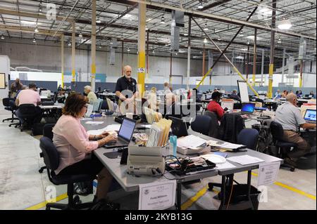 Austin, TX, USA 23 giugno 2015 i dipendenti della FEMA lavorano in un ufficio sul campo congiunto impostato su u per orchestrare le operazioni di disaster recovery nello Stato. I residenti colpiti dalle recenti inondazioni sono incoraggiati a registrarsi per il leasing di assistenza in caso di calamità chiama il numero 1-800-621-3362 (FEMA) o TTY: 1-800-462-7585 o online a www.disastperassistance.gov o m.fema.gov con un hone intelligente. Jocelyn. Austin, TX, USA--Giugno 23, 2015--i dipendenti della FEMA lavorano presso un ufficio sul campo congiunto istituito per organizzare le operazioni di disaster recovery nello Stato. Fotografie relative alle catastrofi e ai programmi di gestione delle emergenze, Activiti Foto Stock
