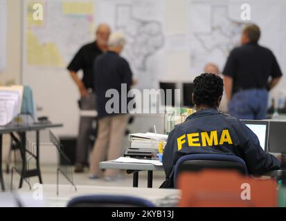Austin, TX, USA 23 giugno 2015 i dipendenti della FEMA lavorano in un ufficio sul campo congiunto impostato su u per orchestrare le operazioni di disaster recovery nello Stato. I residenti colpiti dalle recenti inondazioni sono incoraggiati a registrarsi per il leasing di assistenza in caso di calamità chiama il numero 1-800-621-3362 (FEMA) o TTY: 1-800-462-7585 o online a www.disastperassistance.gov o m.fema.gov con un hone intelligente. Jocelyn. Austin, TX, USA--Giugno 23, 2015--i dipendenti della FEMA lavorano presso un ufficio sul campo congiunto istituito per organizzare le operazioni di disaster recovery nello Stato. Fotografie relative alle catastrofi e ai programmi di gestione delle emergenze, Activiti Foto Stock