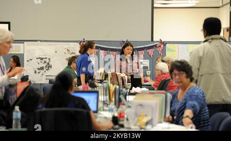 Austin, TX, USA 23 giugno 2015 i dipendenti della FEMA lavorano in un ufficio sul campo congiunto impostato su u per orchestrare le operazioni di disaster recovery nello Stato. I residenti colpiti dalle recenti inondazioni sono incoraggiati a registrarsi per il leasing di assistenza in caso di calamità chiama il numero 1-800-621-3362 (FEMA) o TTY: 1-800-462-7585 o online a www.disastperassistance.gov o m.fema.gov con un hone intelligente. Jocelyn. Austin, TX, USA--Giugno 23, 2015--i dipendenti della FEMA lavorano presso un ufficio sul campo congiunto istituito per organizzare le operazioni di disaster recovery nello Stato. Fotografie relative alle catastrofi e ai programmi di gestione delle emergenze, Activiti Foto Stock