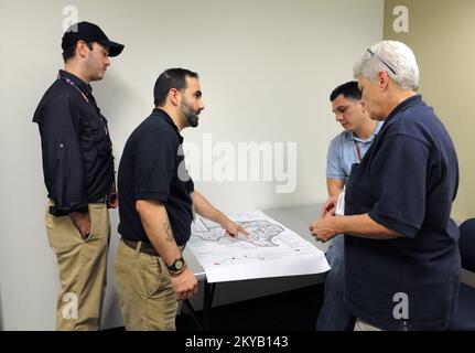 Austin, TX, USA 23 giugno 2015 i dipendenti della FEMA lavorano in un ufficio sul campo congiunto impostato su u per orchestrare le operazioni di disaster recovery nello Stato. I residenti colpiti dalle recenti inondazioni sono incoraggiati a registrarsi per il leasing di assistenza in caso di calamità chiama il numero 1-800-621-3362 (FEMA) o TTY: 1-800-462-7585 o online a www.disastperassistance.gov o m.fema.gov con un hone intelligente. Jocelyn. Austin, TX, USA--Giugno 23, 2015--i dipendenti della FEMA lavorano presso un ufficio sul campo congiunto istituito per organizzare le operazioni di disaster recovery nello Stato. Fotografie relative alle catastrofi e ai programmi di gestione delle emergenze, Activiti Foto Stock