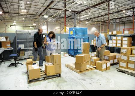 Austin, TX, USA 23 giugno 2015 gli specialisti della distribuzione e della ricezione FEMA lavorano nell'ufficio sul campo congiunto FEMA per orchestrare le operazioni di disaster recovery nello Stato. I residenti colpiti dalle recenti inondazioni sono incoraggiati a registrarsi per il leasing di assistenza in caso di calamità chiama il numero 1-800-621-3362 (FEMA) o TTY: 1-800-462-7585 o online a www.disastperassistance.gov o m.fema.gov con un hone intelligente. Jocelyn. Austin, TX, USA--Giugno 23, 2015--FEMA ricevere e distribuzione Specialisti lavorare nella FEMA Joint Field Office istituito fino a orchestrare le operazioni di disaster recovery nello Stato.. Foto Foto Stock