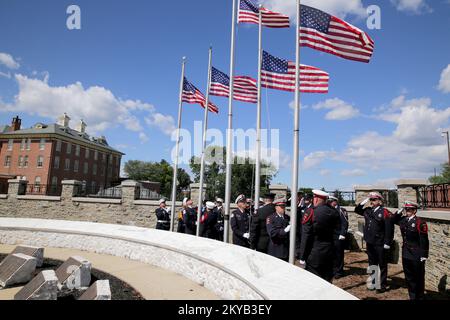 Emmitsburg, MD, 12 agosto 2015-The National Fallen Firefighters Memorial Flag Detail alza 92 bandiere USA al Memoriale dei Vigili del fuoco dell'Emergency Management Institute. Queste bandiere erano precedentemente volate sopra il Campidoglio degli Stati Uniti in onore dei vigili del fuoco caduti che hanno perso la vita nella linea di dovere. Adam DuBrowa FEMA.. Fotografie relative a disastri e programmi, attività e funzionari di gestione delle emergenze Foto Stock