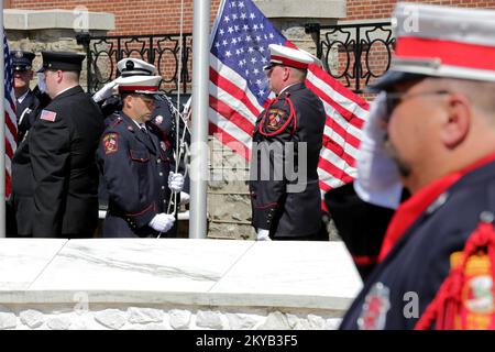 Emmitsburg, MD, 12 agosto 2015-The National Fallen Firefighters Memorial Flag Detail raccoglie 92 bandiere USA presso l'Istituto di gestione dell'emergenza (EMI). Queste bandiere erano precedentemente volate sopra il Campidoglio degli Stati Uniti in onore dei vigili del fuoco caduti che hanno perso la vita nella linea di dovere. Adam DuBrowa FEMA.. Fotografie relative a disastri e programmi, attività e funzionari di gestione delle emergenze Foto Stock