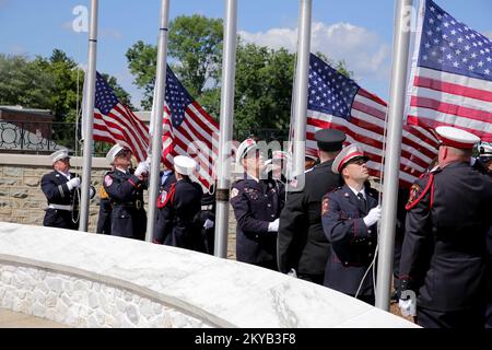 Emmitsburg, MD, 12 agosto 2015-The National Fallen Firefighters Memorial Flag Detail raccoglie 92 bandiere USA presso l'Istituto di gestione dell'emergenza (EMI). Queste bandiere erano precedentemente volate sopra il Campidoglio degli Stati Uniti in onore dei vigili del fuoco caduti che hanno perso la vita nella linea di dovere. Adam DuBrowa FEMA.. Fotografie relative a disastri e programmi, attività e funzionari di gestione delle emergenze Foto Stock