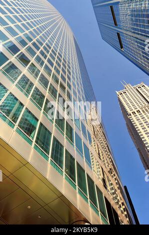 Chicago, Illinois, Stati Uniti. Le superfici riflettenti nel West Loop fornite dall'Hyatt Center, a sinistra, si riflettono nell'edificio 111 South Wacker Drive. Foto Stock