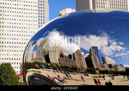 Cloud Gate (noto anche come Bean e Kidney Bean) scultura che risiede nel Millennium Park di Chicago. Foto Stock