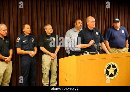 San Andreas, CA- 25 settembre 2015-FEMA Federal Coordinating Officer (FCO) Tim Scranton discute il lavoro di squadra con i media in una conferenza stampa congiunta federale-statale che mette in evidenza la scadenza per la registrazione dei sopravvissuti al disastro. La FEMA sta coordinando le misure di recupero con lo Stato per fornire soccorso ai residenti che sono stati colpiti dal recente catastrofico Adam DuBrowa. California Valley Fire. Fotografie relative a disastri e programmi, attività e funzionari di gestione delle emergenze Foto Stock