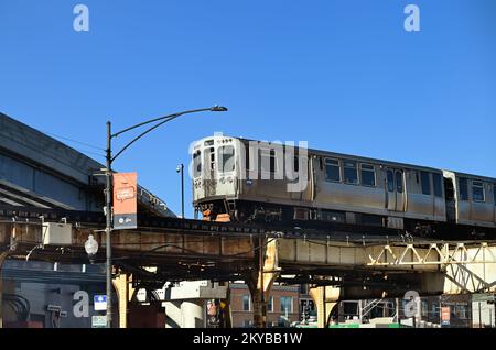 Chicago, Illinois, Stati Uniti. Un treno sopraelevato della linea rossa a transito rapido CTA frugge sulla struttura sopraelevata di Clark Street nord. Foto Stock