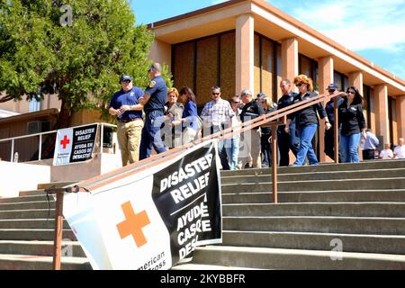 San Andreas, CA- 25 settembre 2015-l'amministratore regionale della FEMA Bob Fenton discute le misure di recupero con il direttore di Calfire Ken Pimlott. La FEMA sta coordinando le misure di recupero con Calfire e lo Stato della California per fornire soccorso in caso di disastro ai residenti che sono stati colpiti dal recente catastrofico Adam DuBrowa. California Valley Fire. Fotografie relative a disastri e programmi, attività e funzionari di gestione delle emergenze Foto Stock