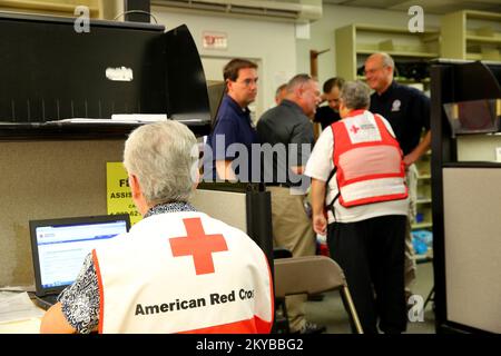 San Andreas, CA, 25 settembre 2015 - il coordinatore federale della FEMA Tim Scranton parla dei programmi di ripristino della FEMA con gli specialisti della Croce Rossa presso il centro di disaster recovery. La FEMA sta coordinando le misure di recupero con la Croce Rossa, Calfire e lo Stato della California per fornire soccorso in caso di disastro ai residenti che sono stati colpiti dal recente catastrofico Adam DuBrowa. California Valley Fire. Fotografie relative a disastri e programmi, attività e funzionari di gestione delle emergenze Foto Stock