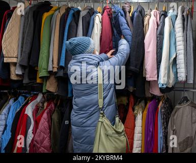 Berlino, Germania. 28th Nov 2022. Una donna bisognosa cerca una giacca invernale calda presso il negozio di abbigliamento Berlin Stadtmission. Tra le altre cose, la Missione cittadina di Berlino gestisce un negozio di abbigliamento, un rifugio di emergenza per i senzatetto e una clinica ambulatoriale per i bisognosi non assicurati a Lehrter Straße. (A dpa ''il bisogno è in aumento' - le donazioni per i senzatetto diminuiscono drasticamente') Credit: Monika Skolimowska/dpa/Alamy Live News Foto Stock