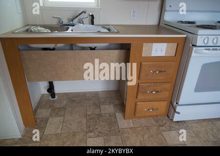 Lavello da cucina accessibile con sedia a rotelle in un'unità abitativa (MHU) fabbricata da un Federal Accessibility Standard (UFAS), parcheggiata in un'area di sosta sulla base dell'aeronautica di Ellsworth a Box Elder (Rapid City), South Dakota. Numerose MHU sono state portate nell'area di sosta dell'AFB di Ellsworth prima di essere trasferite nella riserva Pine Ridge della tribù Sioux di Oglala per fornire assistenza agli alloggi ai sopravvissuti alle catastrofi a seguito di una dichiarazione federale sulle catastrofi il 7 agosto per gravi tempeste, Venti in linea retta e inondazioni che si sono verificate nella riserva di Pine Ridge nel sud-ovest del Dakota tra il maggio 8 Foto Stock