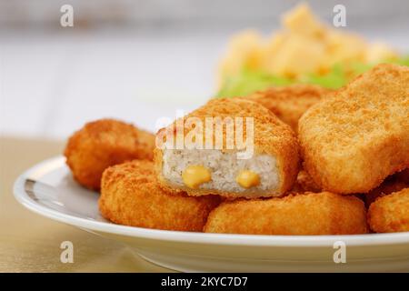 Pepite di pollo su un piatto Foto Stock