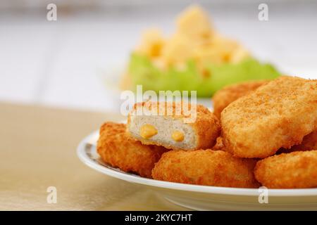 Pepite di pollo su un piatto Foto Stock