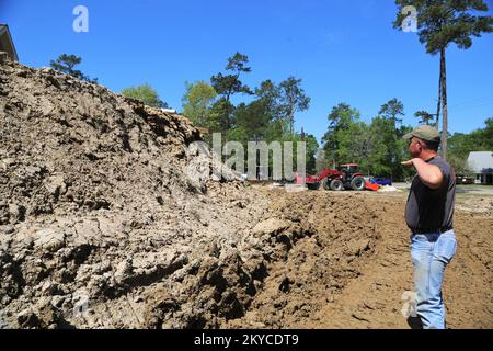 Anche se molti residenti della Louisiana che hanno vissuto un'alluvione non riescono ancora a raggiungere le loro case, la famiglia McCaughey della comunità Bluff di Niblett della parrocchia di Calcasieu, la., non è mai andata via. Kip Coltrin, un appaltatore, ha costruito un levee prima di raccogliere l'acqua dal fiume Sabine a Vinton, il. Grazie alla costruzione di un levee privato con oltre 14.000 metri quadrati di sporcizia e oltre 25 ore di lavoro non-stop, la famiglia McCaughey non subì danni gravi. Marzo 29, 2016 &ndash; Parrocchia di Calcasieu --- mentre molti residenti della Louisiana che hanno sperimentato l'inondazione ancora possono…#39;t ottenere al loro Foto Stock