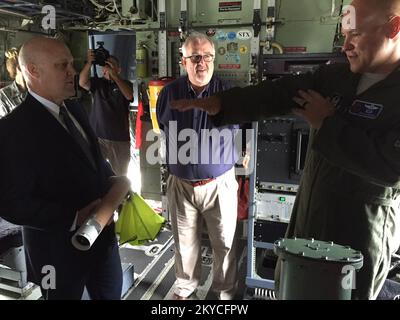 Abbiamo fatto un tour della costa del Golfo con la National Oceanic and Atmospheric Administration e il National Weather Service per sensibilizzare l'opinione pubblica sull'imminente stagione degli uragani. Craig Fugate e il suo team hanno controllato l'interno di un aereo, che letteralmente vola nell'occhio della tempesta per raccogliere e trasmettere i dati. I dati vengono instradati via satellite al National Hurricane Center di Miami, Florida, dove i previsori li utilizzano per analizzare e prevedere i cambiamenti delle tempeste. Abbiamo fatto un tour della costa del Golfo con la National Oceanic and Atmospheric Administration e il National Weather Service per alzare il livello Foto Stock