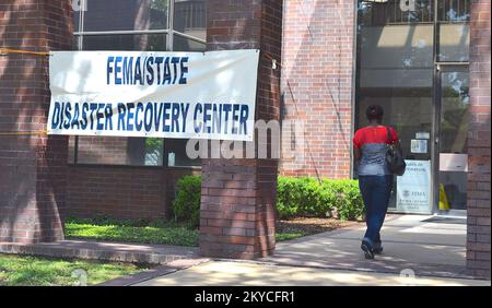 La FEMA e lo Stato hanno aperto un centro di ripristino di emergenza della contea di Fort Bend. I residenti che hanno subito danni da alluvione durante la tempesta del Texas del 2016 aprile possono registrarsi per ricevere assistenza presso il centro. Texas gravi tempeste e inondazioni. Fotografie relative a disastri e programmi, attività e funzionari di gestione delle emergenze Foto Stock