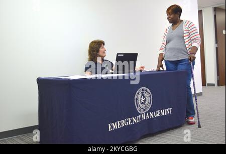 Il reserviso di FEMA, Carlotta Chang-Appleton e Kathy Renfrow con l'ufficio statale della gestione delle emergenze preparano per l'apertura del centro di ripristino di emergenza della contea di Fort Bend della FEMA. Texas gravi tempeste e inondazioni. Fotografie relative a disastri e programmi, attività e funzionari di gestione delle emergenze Foto Stock