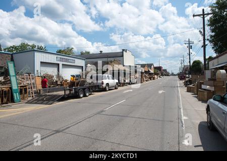 I proprietari di affari e di casa puliscono i detriti dalle loro proprietà danneggiate da alluvioni a Denham Springs, la, lunedì 22 agosto 2016.. Louisiana forti tempeste e inondazioni. Fotografie relative a disastri e programmi, attività e funzionari di gestione delle emergenze Foto Stock