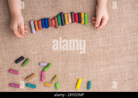 I bimbi a mano le matite di messa in linea su tela Foto Stock